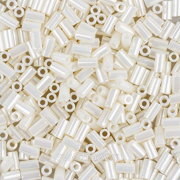 Бисер стеклярус 3 mm #0122 Молочный/перламутровый